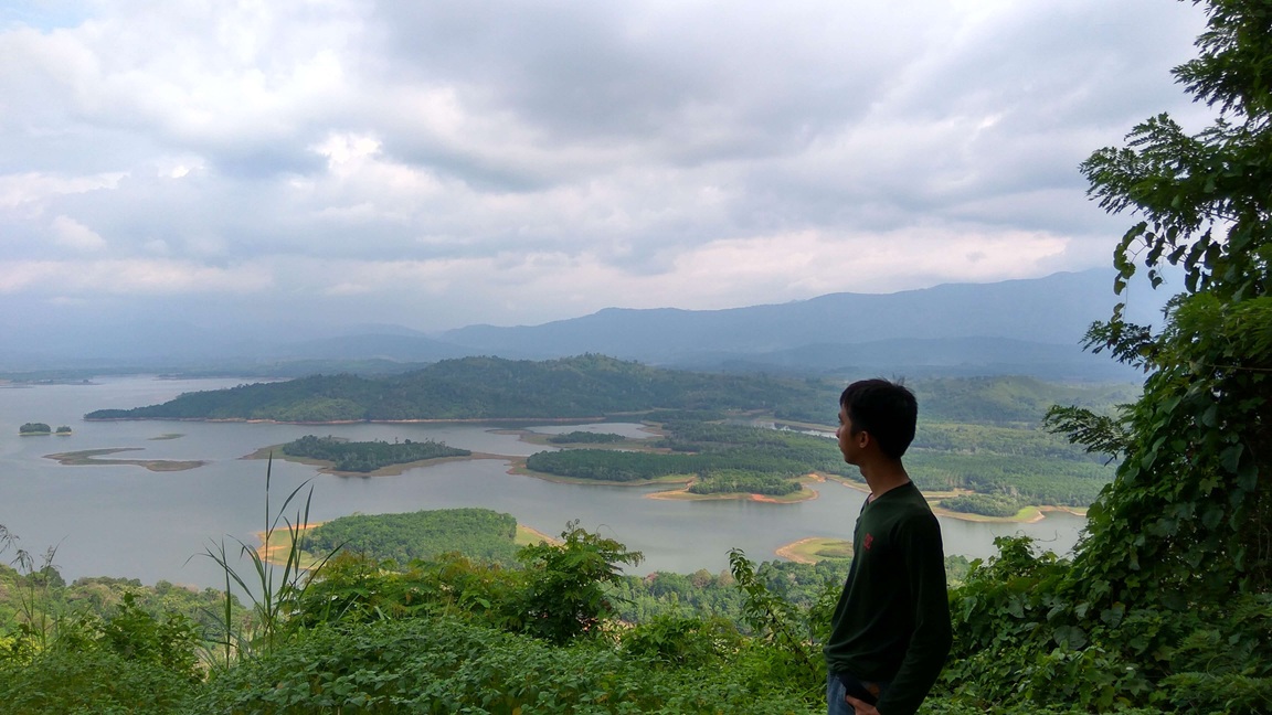 Pengembara digital bekerja dengan latar pegunungan